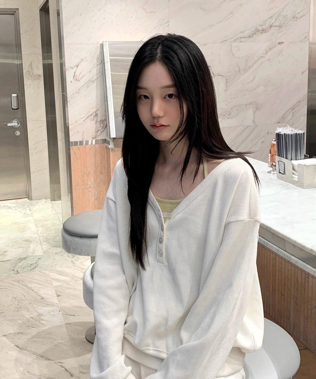 레터프롬문 [아이보리 4/13 순차배송] 레터즈 브이넥 와플 스웻셔츠 ( 2 colors )