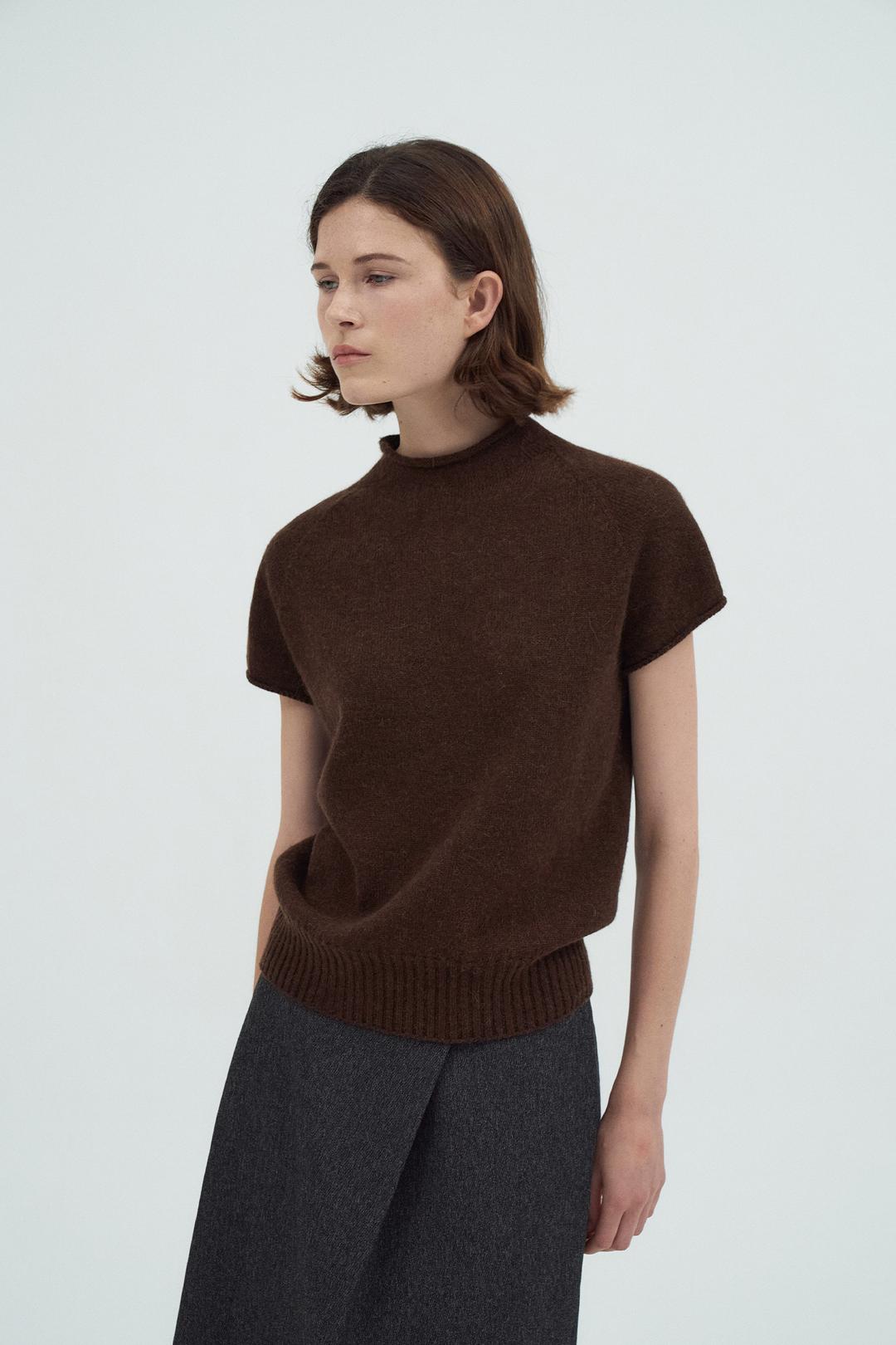 [2차 리오더]Holgament High Neck Cap Sleeve Knit Top[LMBEAUKN286]-Brown