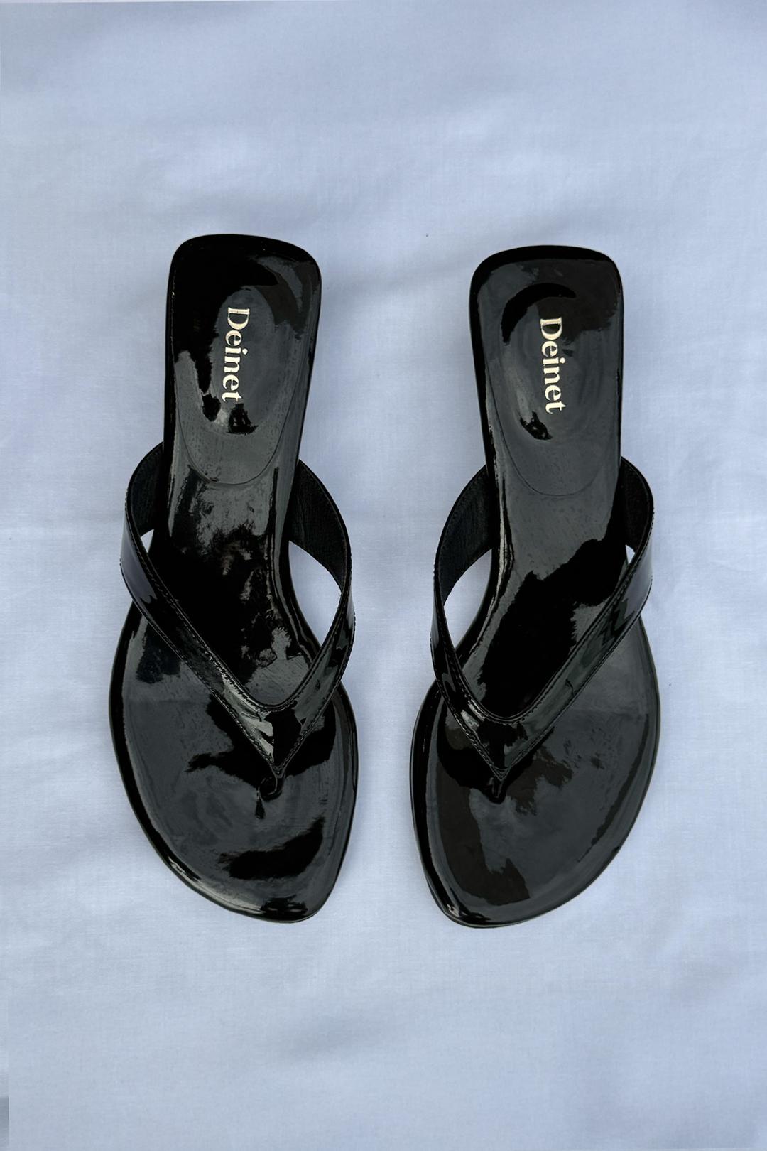 ENAMEL FLIP FLOP IN BLACK