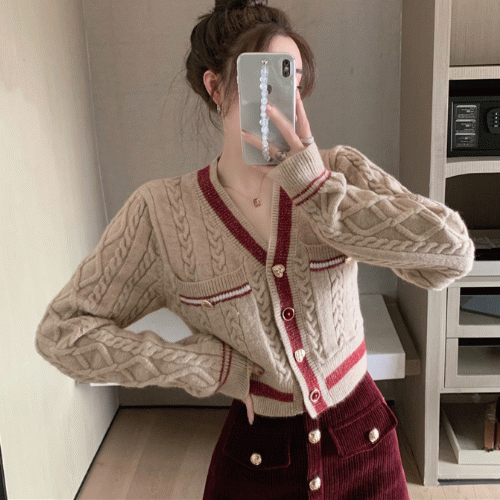 브라운 미니 꽈배기 서클 하트 버튼 버건디 라인 니트가디건 겨울아우터 겨울신상 가을신상 여친룩 데이트룩 캐주얼룩 연말룩 크리스마스 투피스