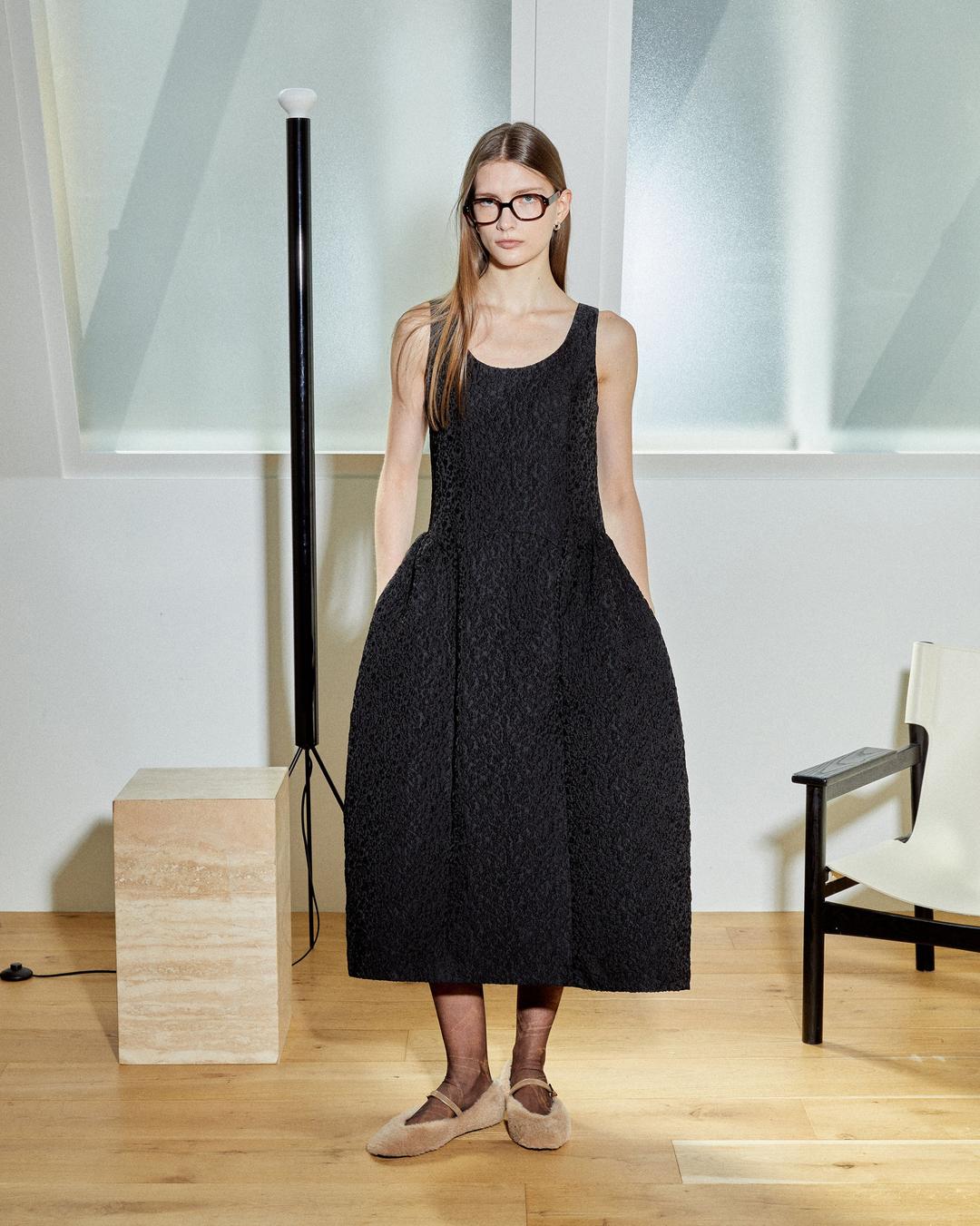 BACK BANDING JACQUARD DRESS / BLACK