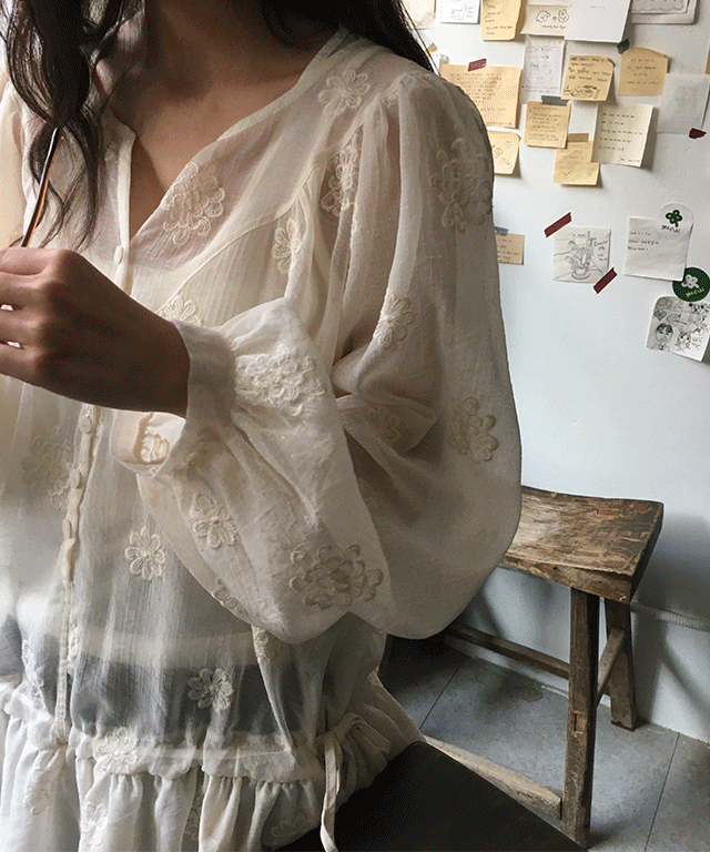 데일리쥬 케티아 플라워 버튼 플레어 레이어드 블라우스