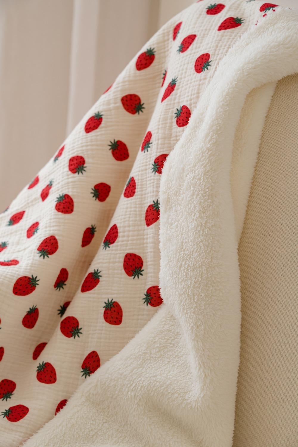 strawberry winter blanket (gauze+fur)