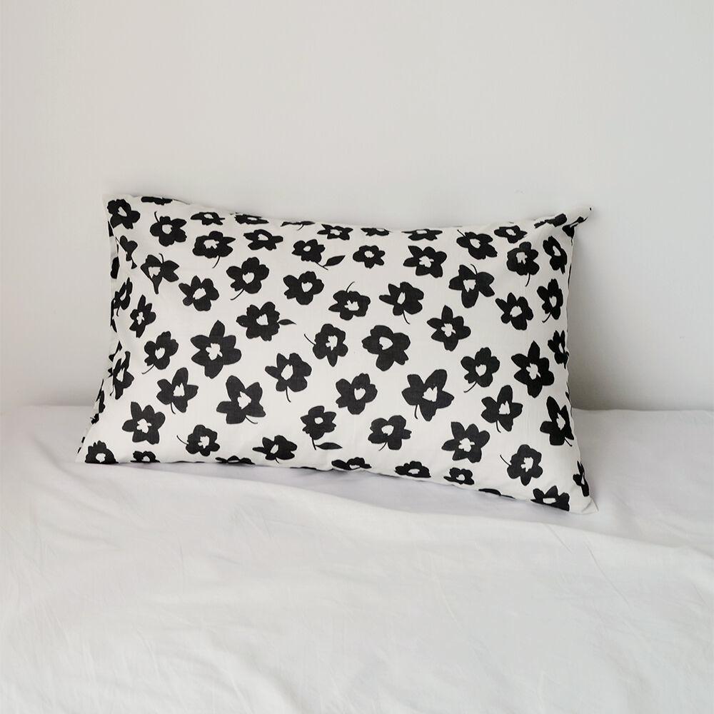 [04/14부터 순차 출고] Black flower pillow cover