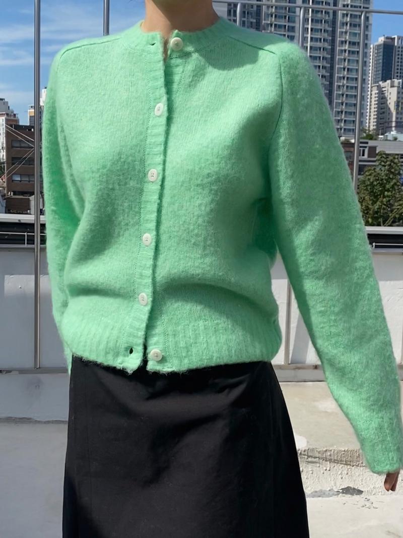 컬러 알파카 가디건 보송보송 가볍지만 따뜻한 라쿤 새들 카디건 헤어리한 소재감에 톡톡 튀는 팝한 컬러감이 포인트로 가을 겨울 잘 입어질 가디건이에요