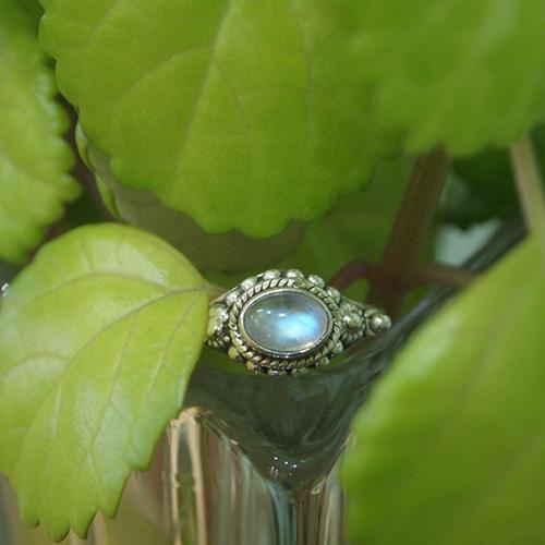 Sixteen Point 레인보우문스톤 반지