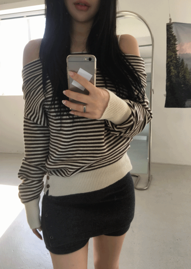 투버튼 미니 스트라이프 루즈핏 오프숄더 니트