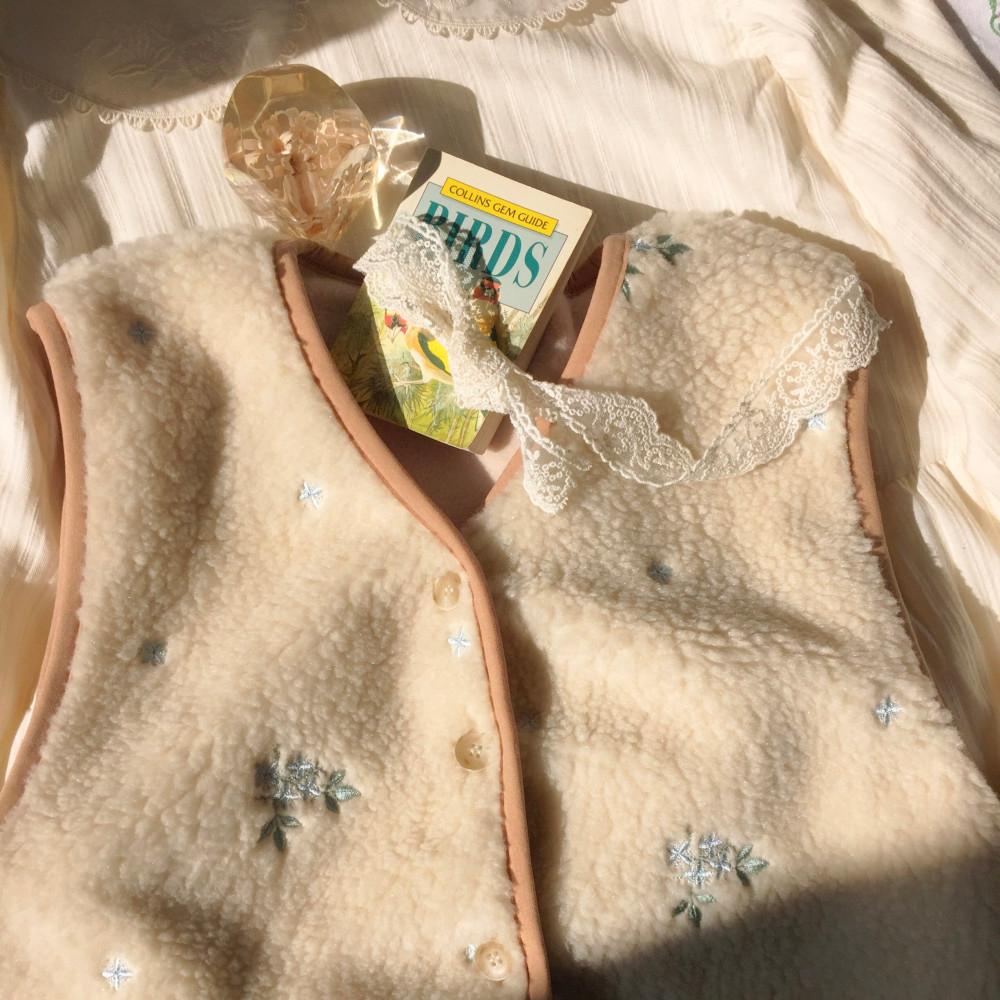 꽃자수 양털 뽀글이 조끼 (후리스 플리스 )