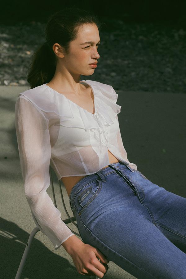 [5월말 예약배송]glossy frill blouse