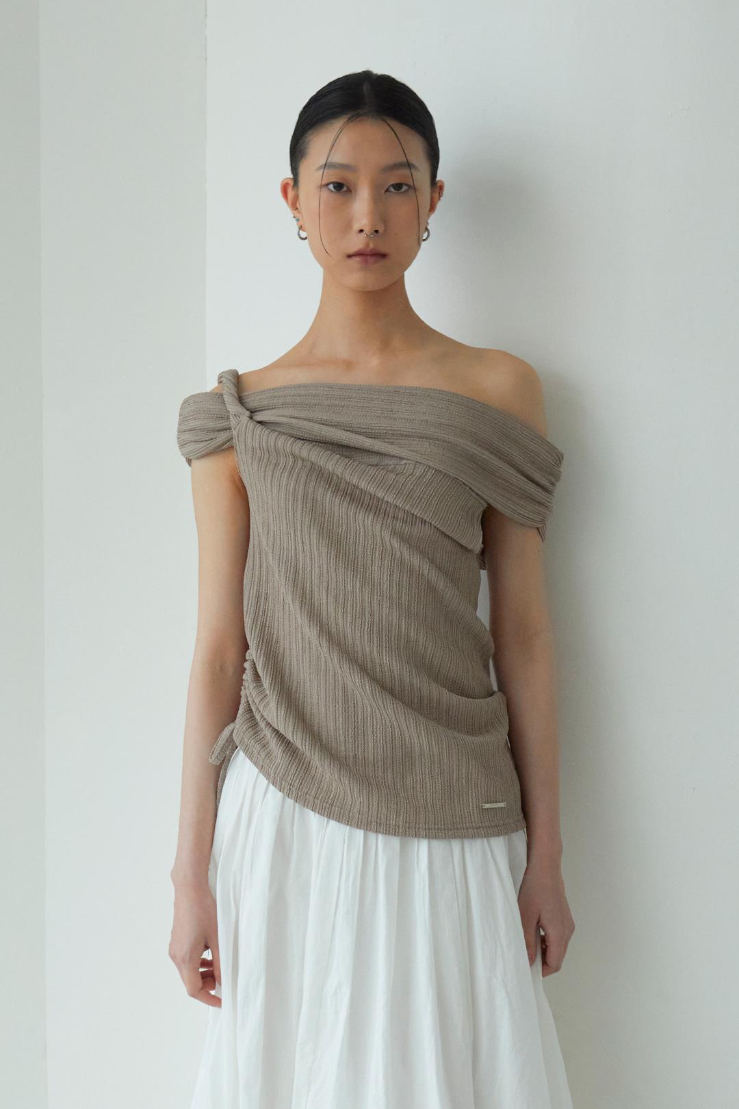 TWIST OFF SHOULDER (MOCHA)