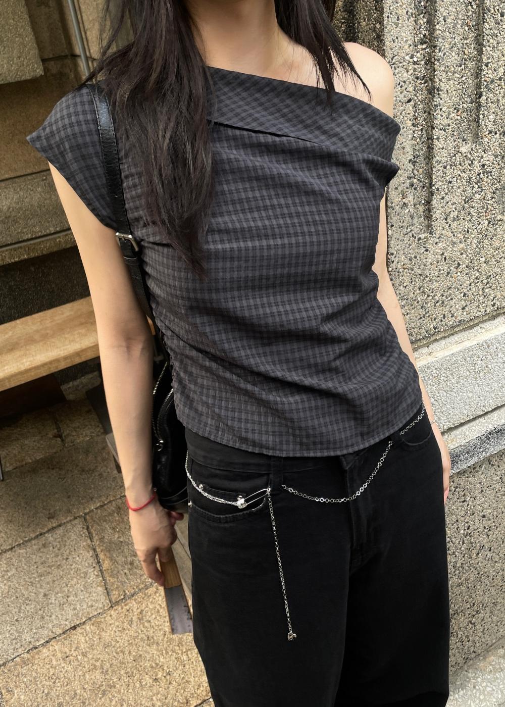 웨어니드 체커드 원숄더 드레이프 나시 블라우스