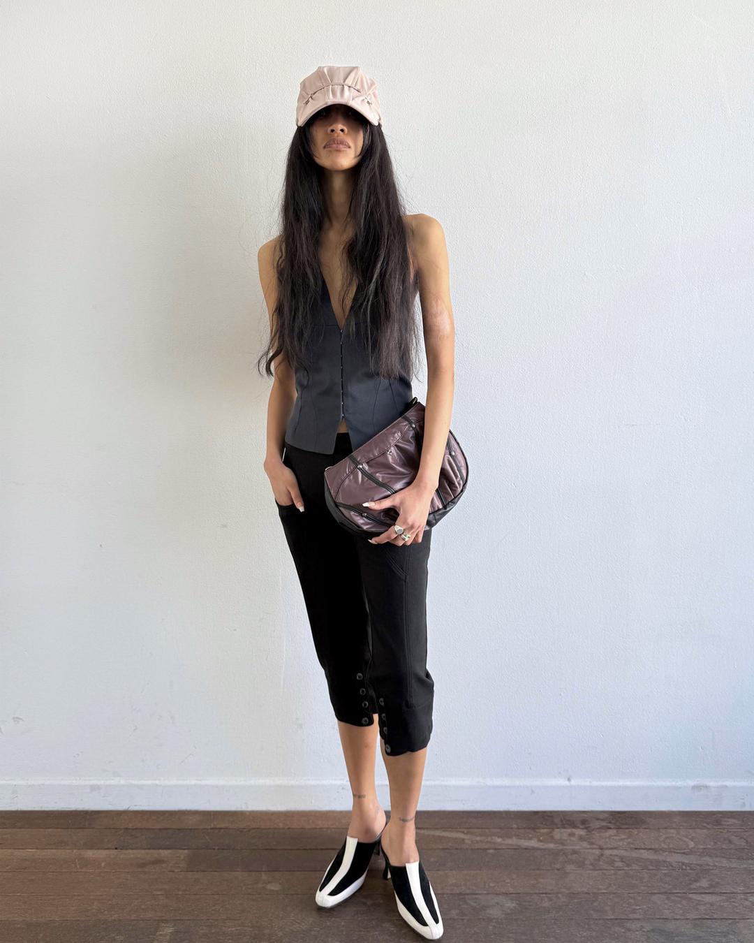 BUTTON SLIT CAPRI PANTS_BLACK