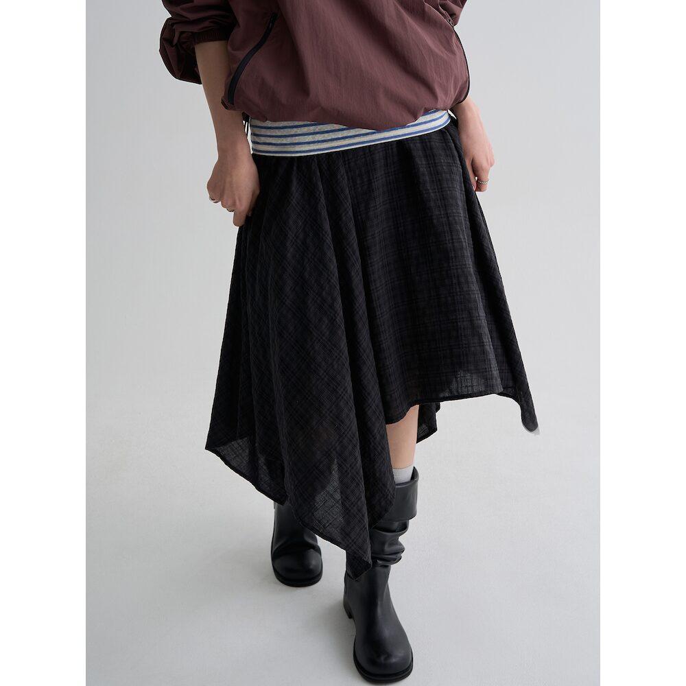 에잇세컨즈 체크 패턴 스커트  블랙 (356427SM25)
