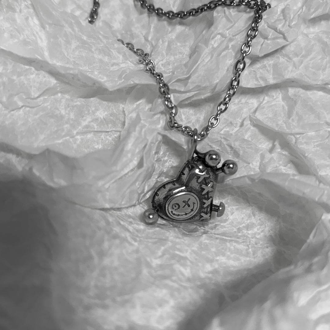 윈트리스케이프 Bold surgical smile heart pendant necklace(볼드 써지컬 스마일 하트목걸이)