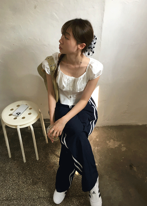 유어제이 아뮤 캡소매 퍼프 블라우스 (2 color)