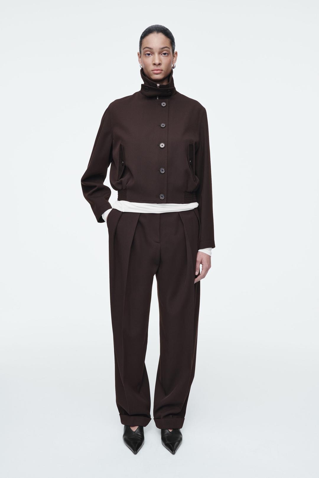 PANTALON FUSELÉ À PLIS EN LAINE MÉLANGÉE - BRUN FONCÉ | COS