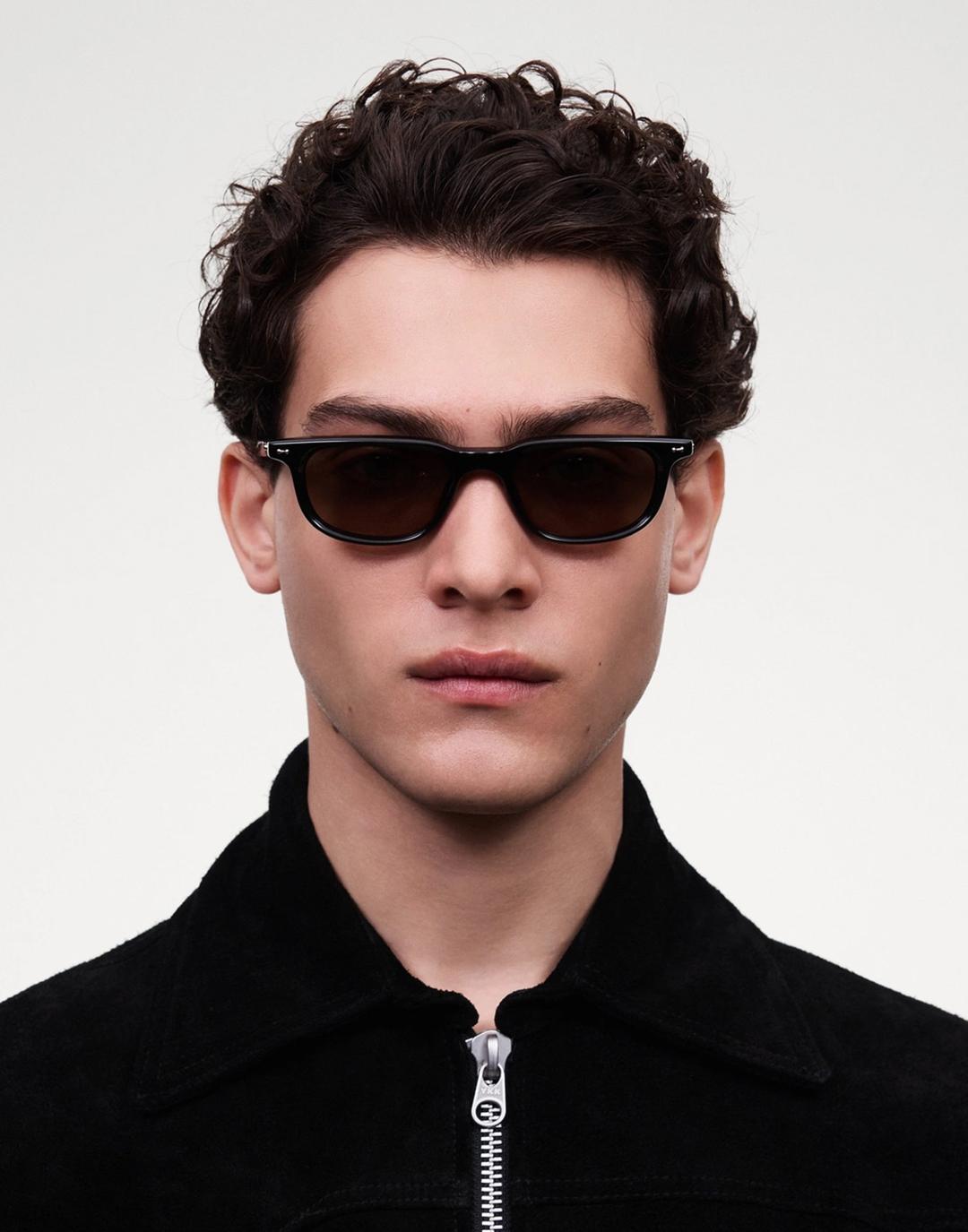 Novis (Black)