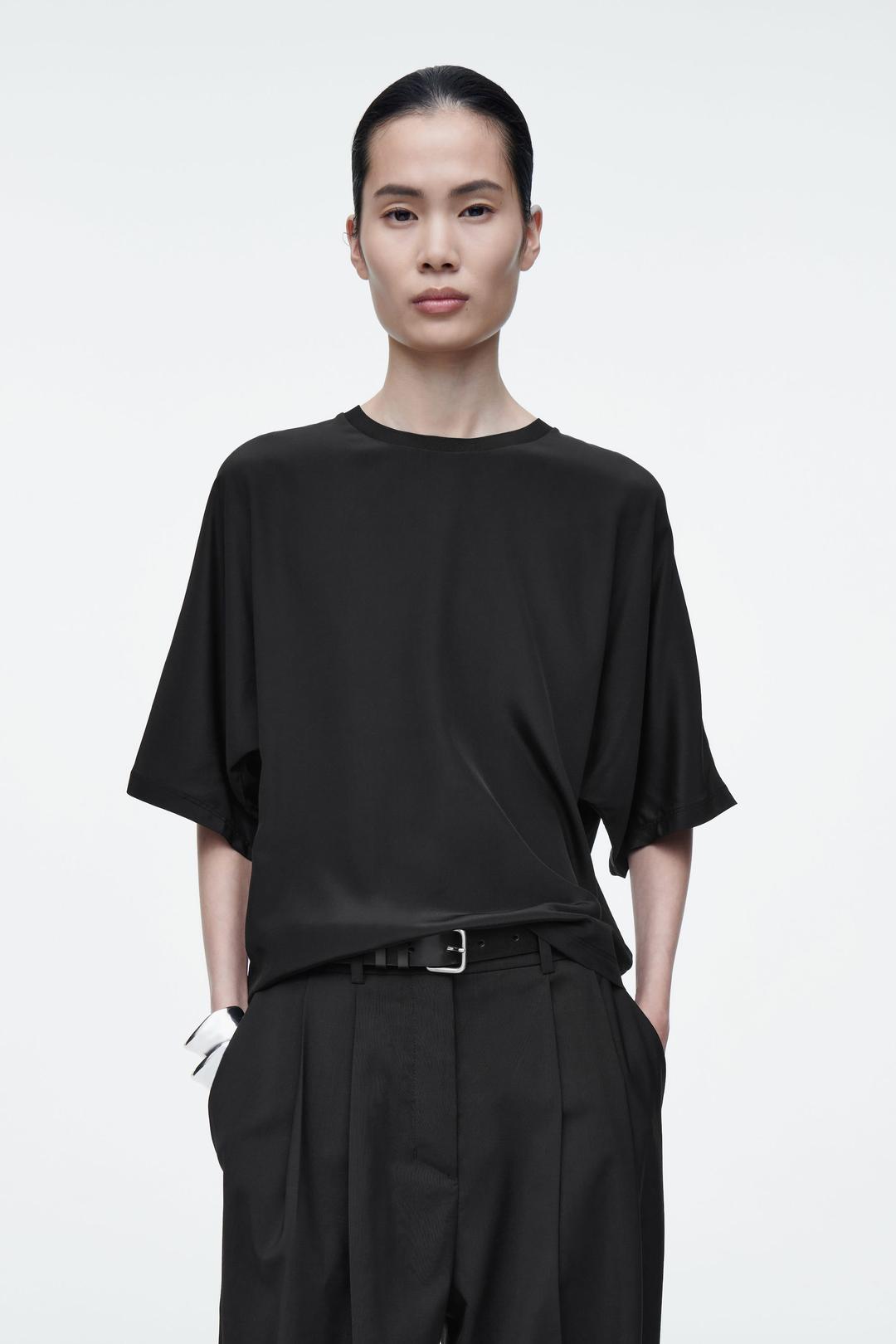 T-SHIRT À MANCHES CHAUVE-SOURIS EN SOIE - NOIR