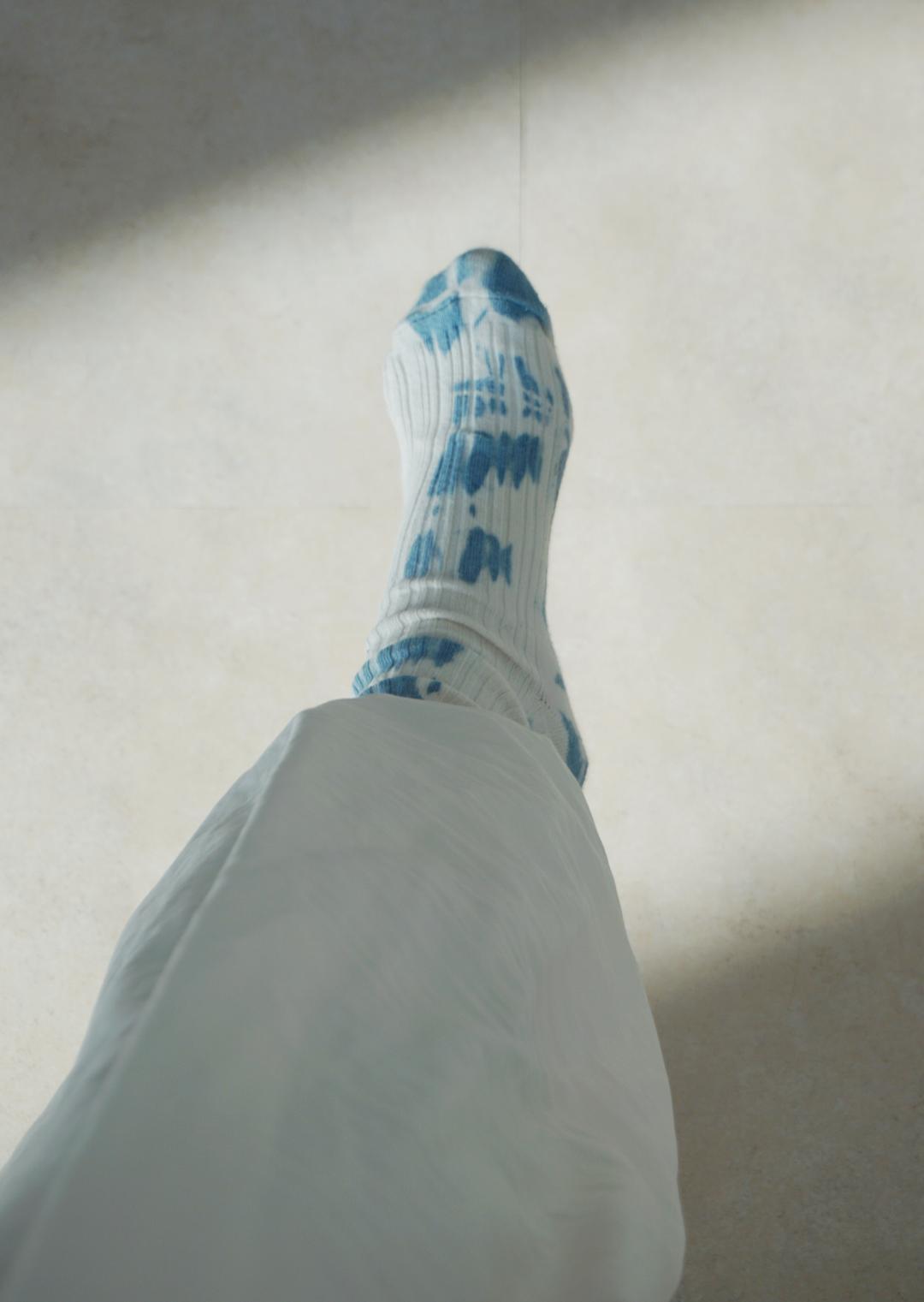 Soopui) Plants tie-dye socks in blue