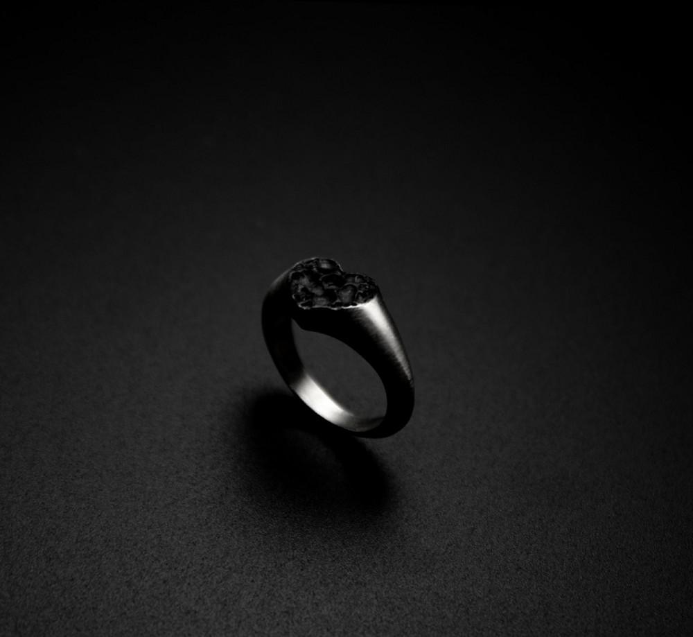 Basalt heart Ring (현무암 하트 인장 반지)