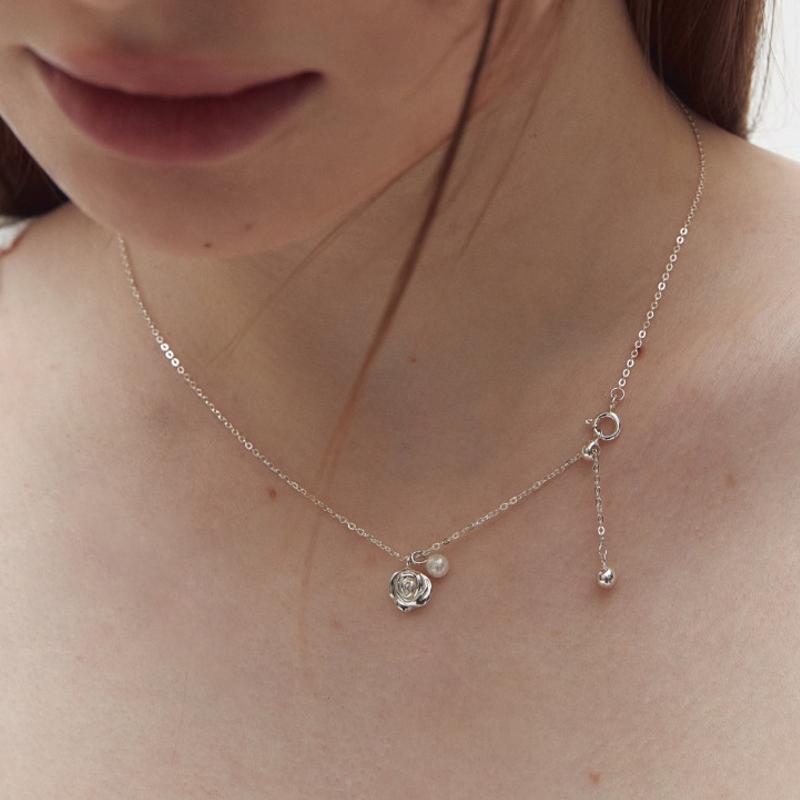Petit rose pearl necklace (2 colors)