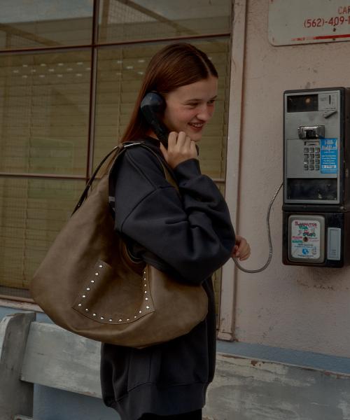 STUD BUCKLE REVERSIBLE SHOULDER BAG_MOKA