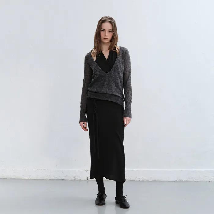 DEEP V-NECK ALPACA KNIT [CHARCOAL]