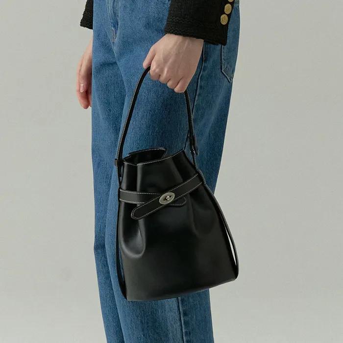 [10차 리오더] 클래식 벨트 버킷백 블랙