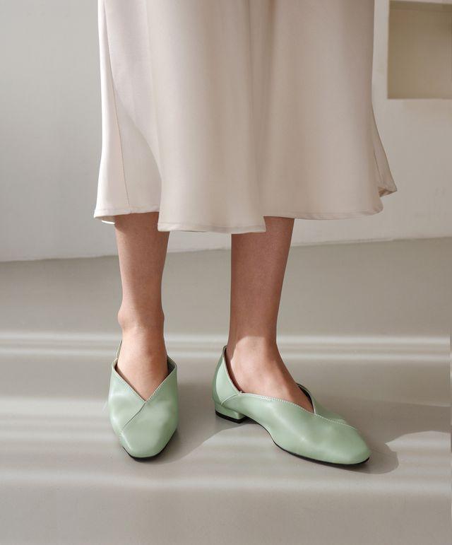 언발 사선 브이컷 플랫슈즈