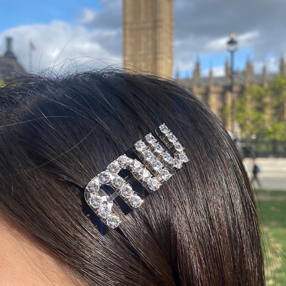 미우미우 크리스탈 헤어핀 클립 / 910194