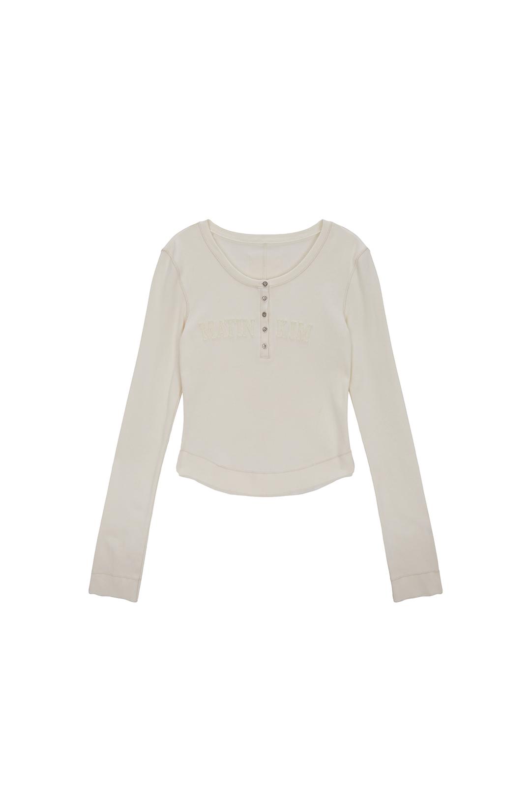 APPLIQUE LOGO HENLY NECK SLIM TOP IN IVORY