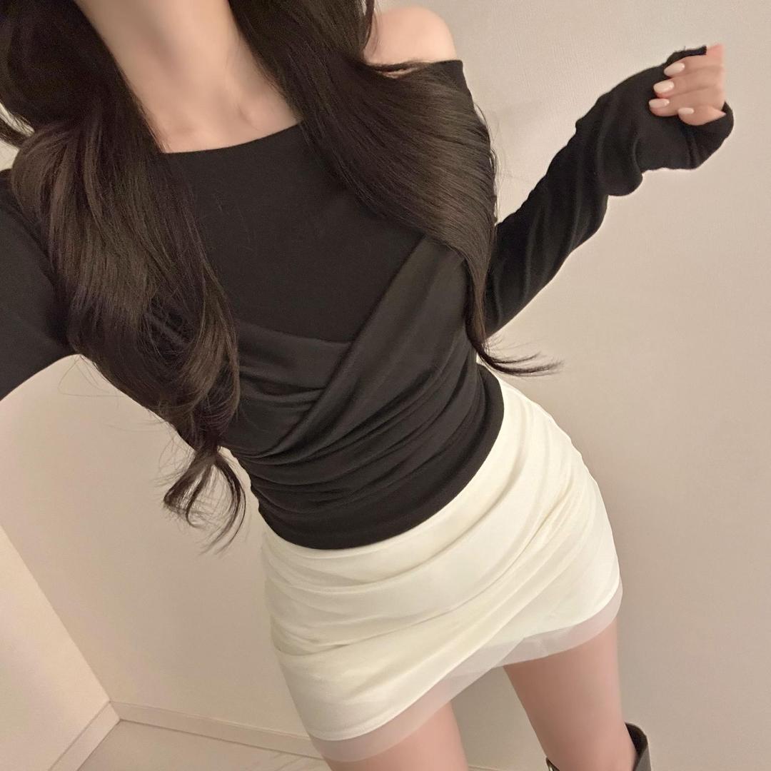 헤안느 [국내제작/페미닌🌹]유디 입술넥 언발 오프숄더 슬림핏 망사 셔링 티셔츠