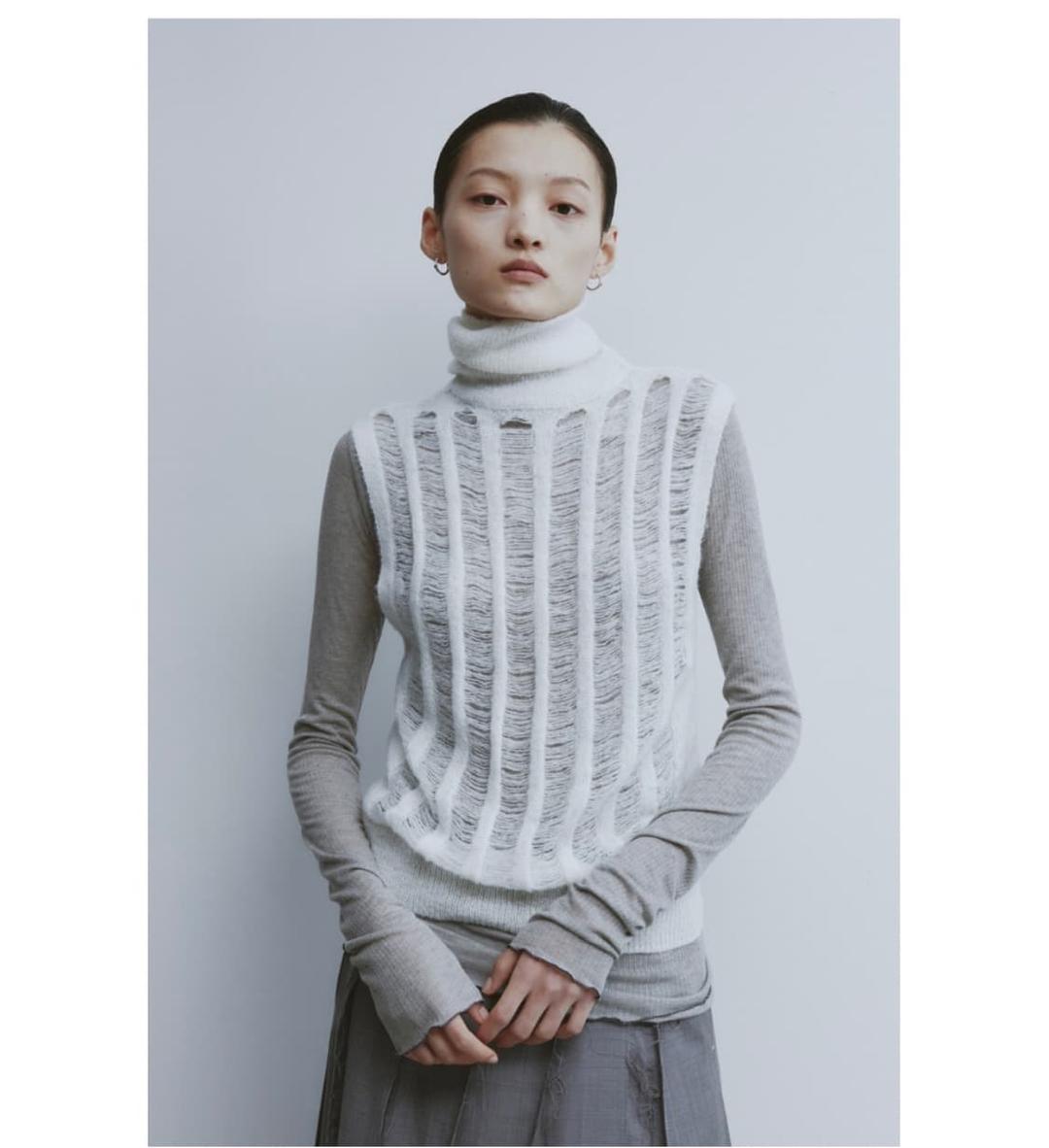 유스(youth) 하이넥 니트 베스트 아이보리 | 후루츠패밀리