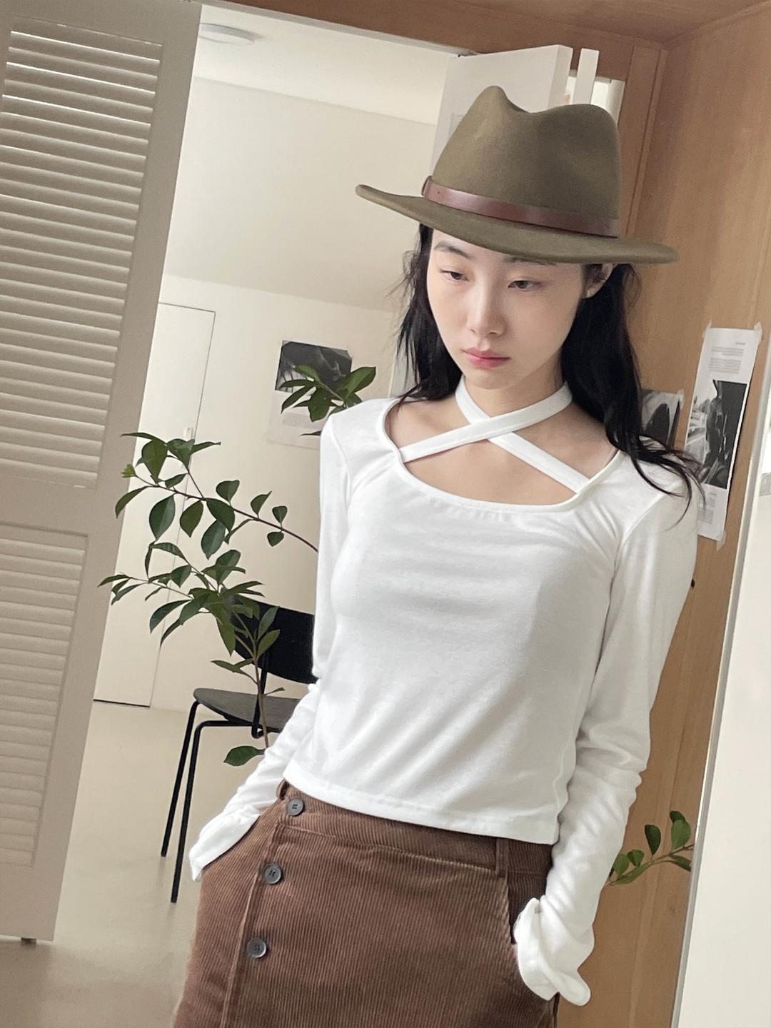 neck crossed T