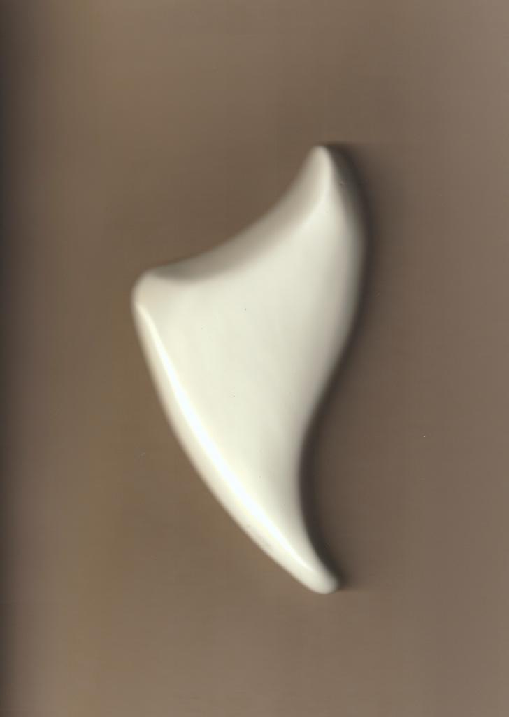 Rotund ceramic guasha (triangular)