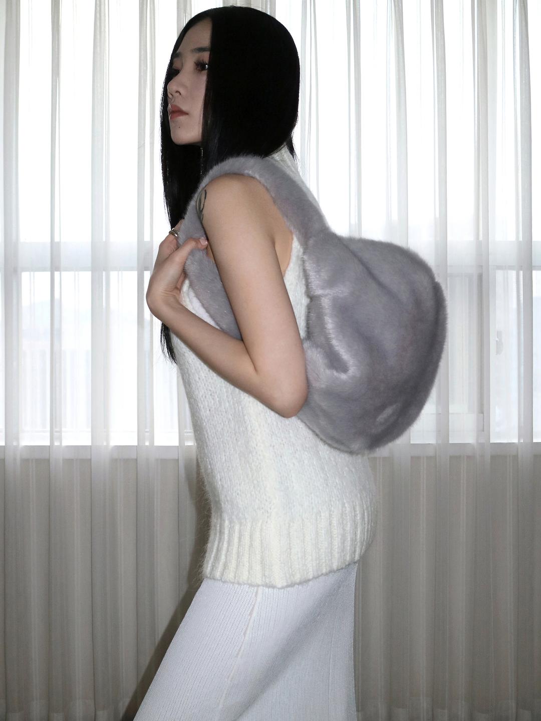 [예약배송 11/24 순차출고] Fur Mini Shell Bag [Grey]