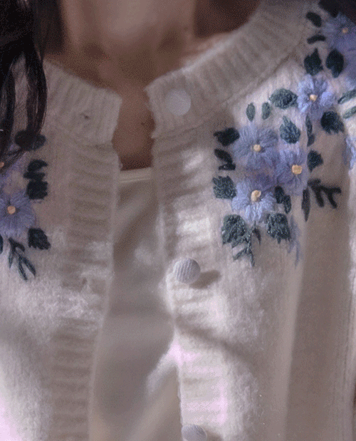 [LABEL] 카르빈 입체꽃자수 따스미 보송한 가디건 [size:F(55~66)]