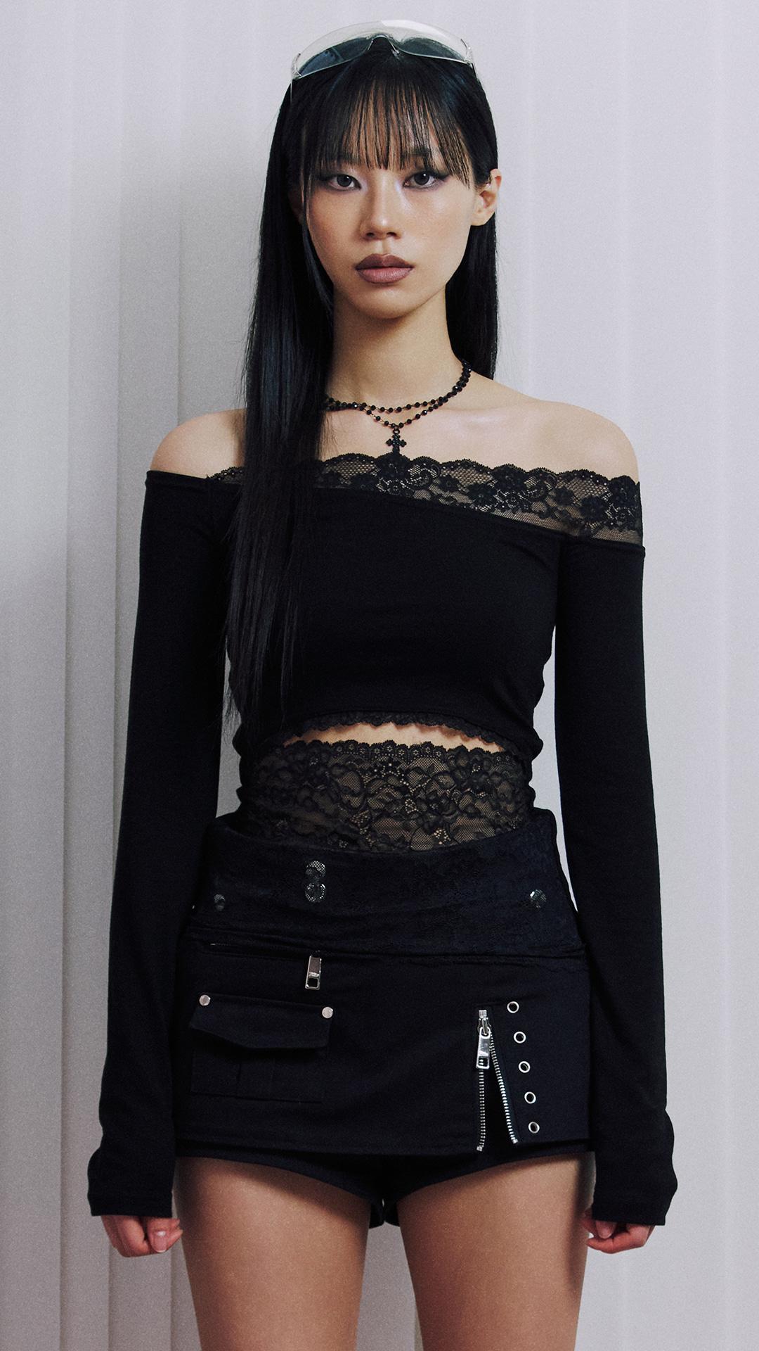 Blacklace off shoulder longsleeve