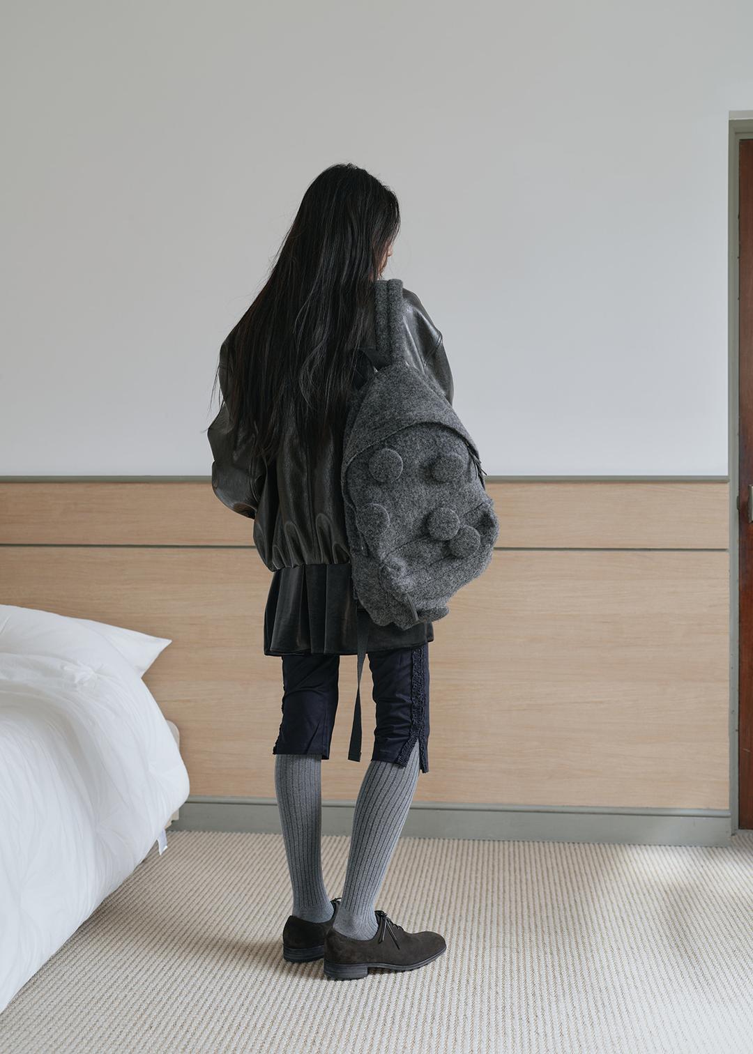 [10/16출고]PIN-BUTTON WOOL FLEECE BACKPACK - CHARCOAL