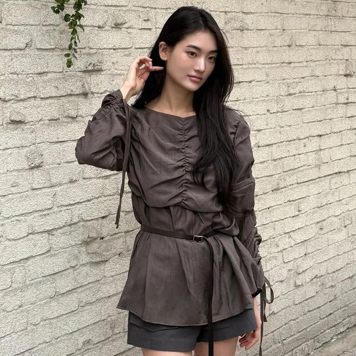 WRINKLE SHIRRING BLOUSE [ ASH BROWN ]