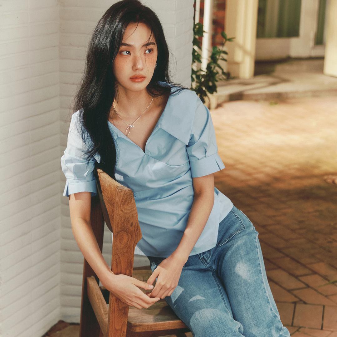 로엠 [단희, 보현PICK] 오픈카라 랩 블라우스 데이트룩 출근룩 하객룩 반팔블라우스 페미닌룩_RMBLF25R99