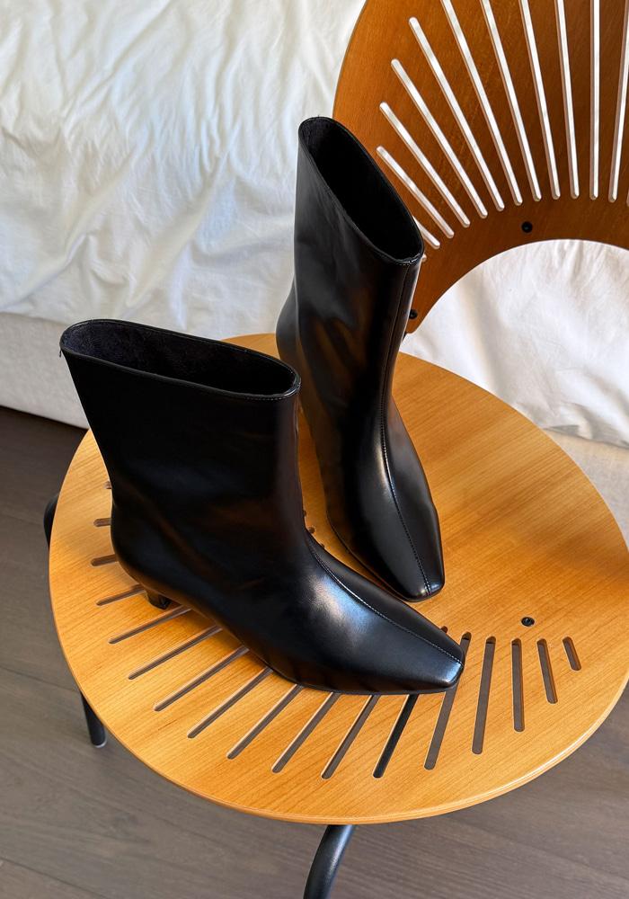 포인티드토 절개라인 와이드 미디 부츠 4cm 2컬러