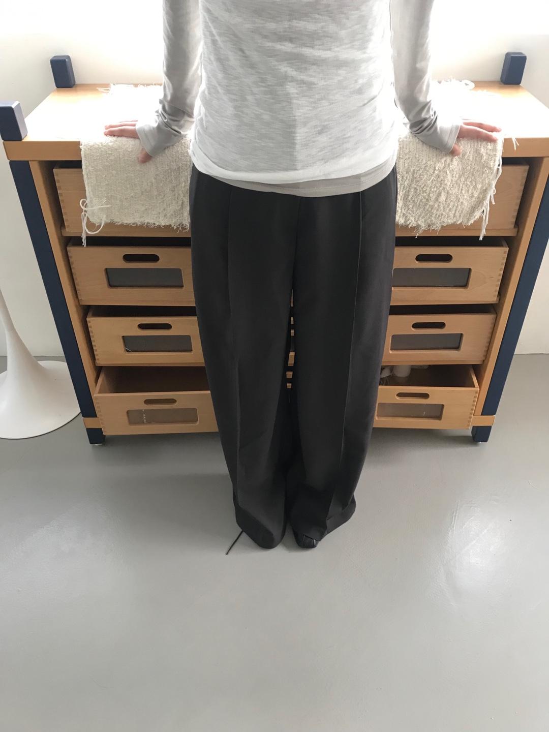 원턱 세미 와이드 슬렉스 - 차콜