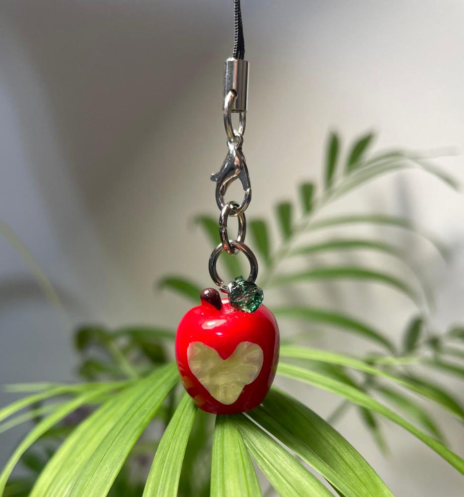 한 입 먹은 하트사과 휴대폰 고리