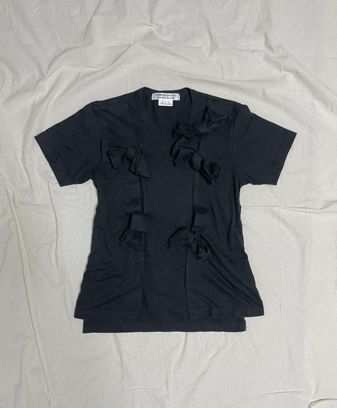 21AD 꼼데가르송 리본 디테일 티셔츠 | 후루츠패밀리