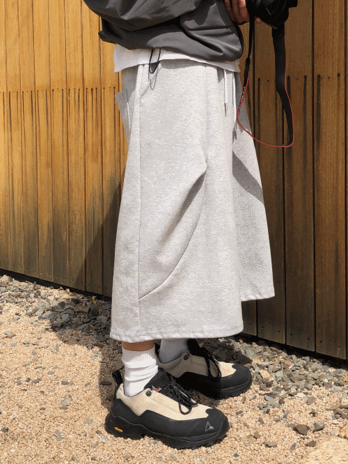 커브드 프론트 핀턱 버뮤다 팬츠 *체형커버