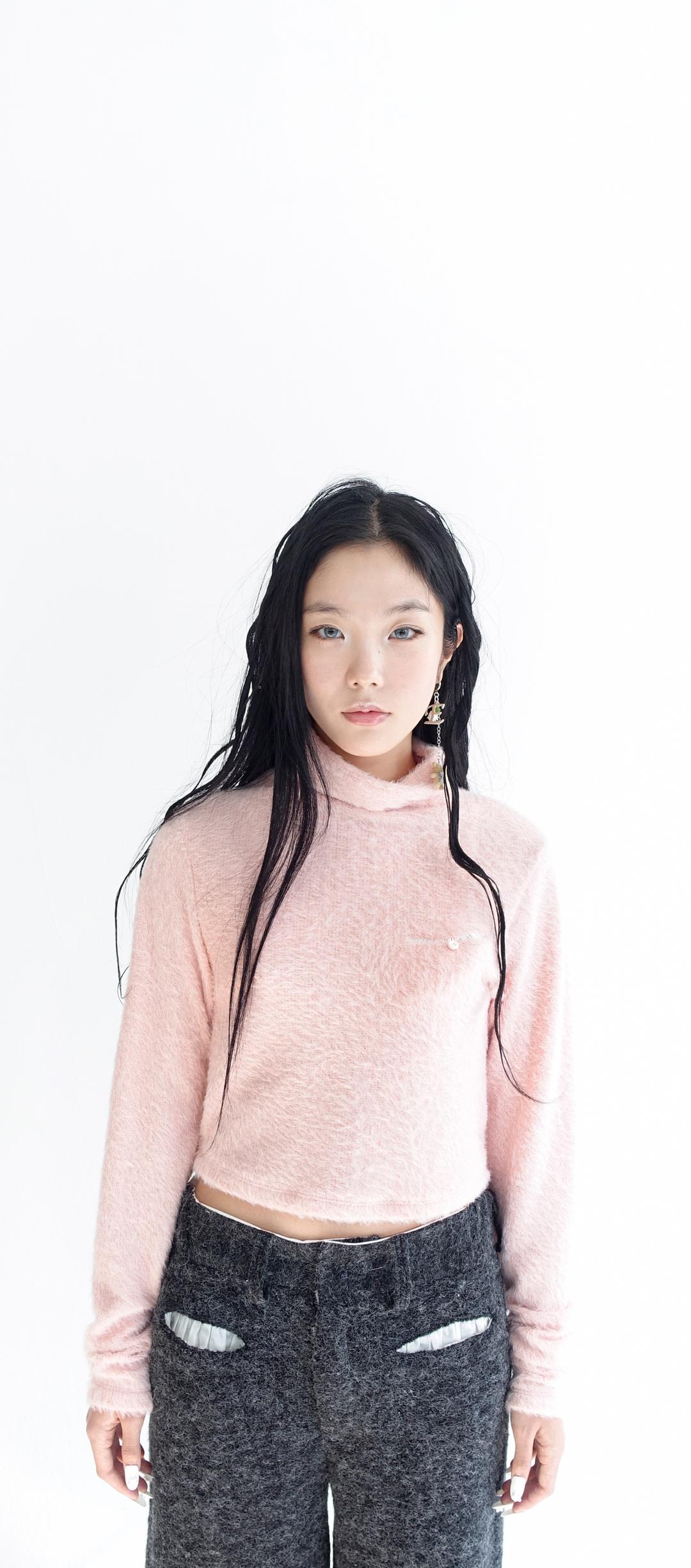 [fa.er.ie] fluffy long turtleneck (pink)
