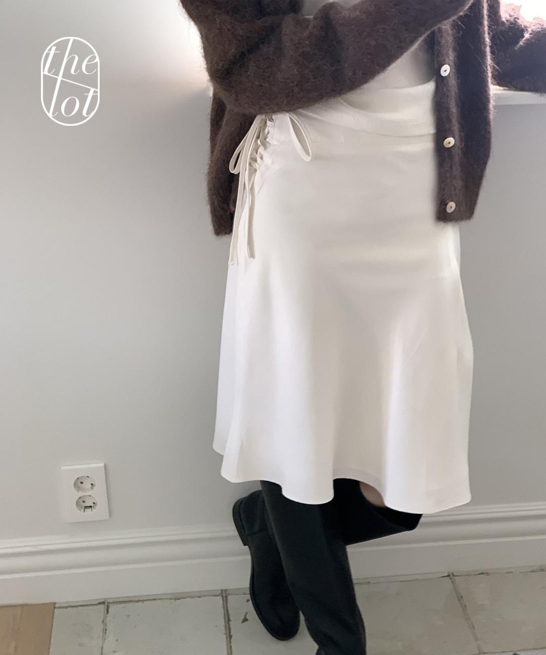 더롯 (당일) [verveine] 버베인 소피아 실키 스트랩 플레어 스커트 (2color) 치마/미디/데이트룩/출근룩/모임룩/하객룩