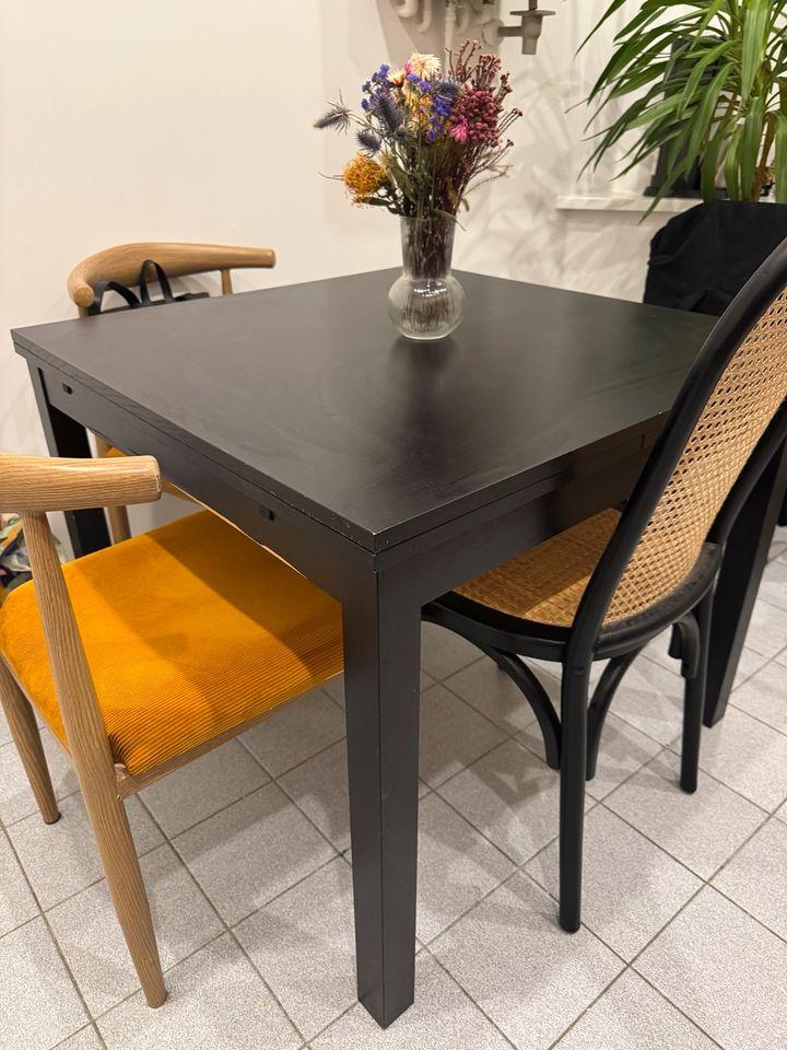 Schwarzer Esstisch
