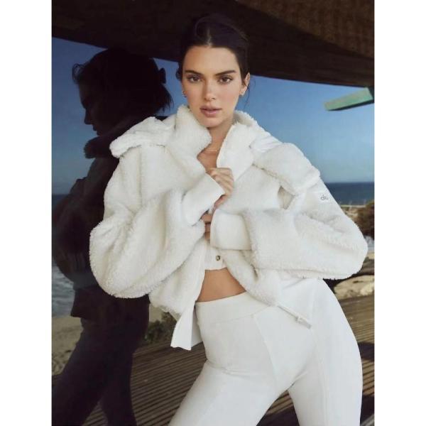 alo yoga 알로 요가 폭시 쉐르파 플리스 자켓 켄달제너 착장